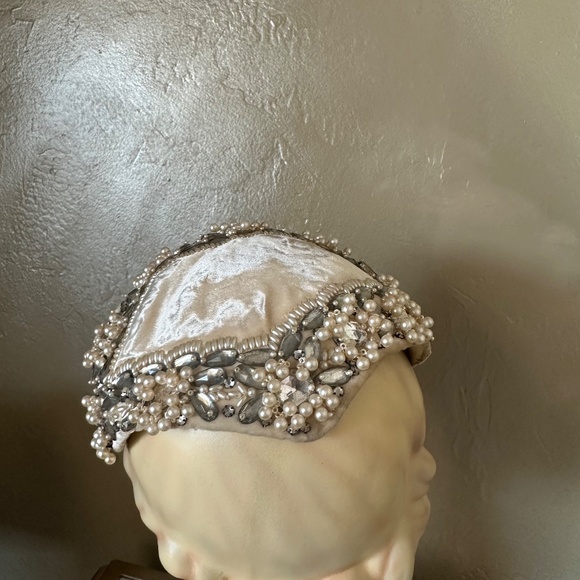 ROYAL 1950s\' PALE YELLOW VELVET COCKTAIL HAT + PEARLS & BEADS main image 10